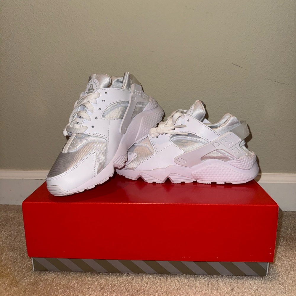 NWOT Limited Edition White Nike Air Huarache Men’s 6.5 Women’s 8